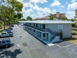 Building Photo - 1860 Phillippi Shores Dr