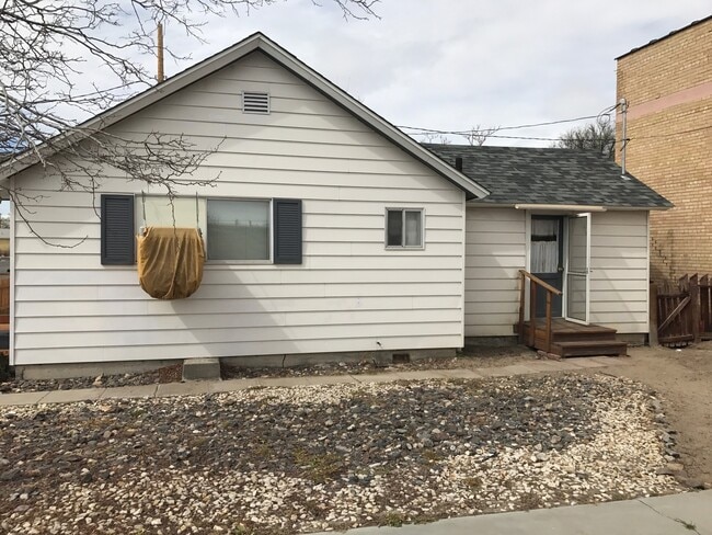 Building Photo - Cozy One Bedroom House Available in Centra...
