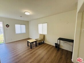 Building Photo - 640 W 81st St