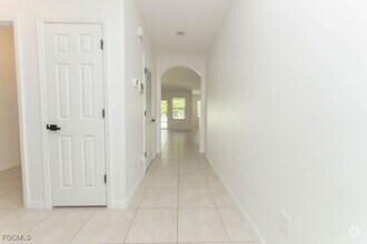 Building Photo - 526 SE 20th Ct