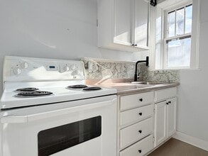 Building Photo - 36 Hanna St W