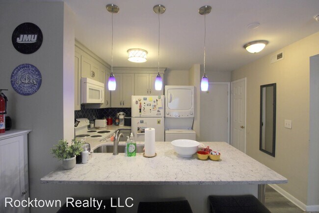 Building Photo - 4 br, 2 bath Room For Rent - 1380F Hunters...