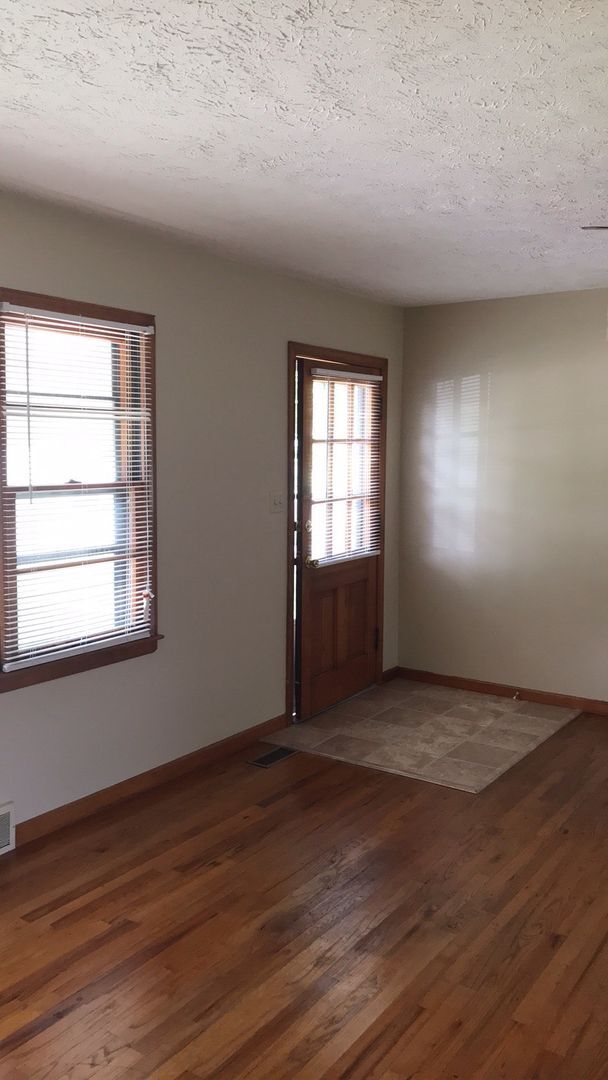 Foto del edificio - 2 Bedroom/1 bath House with attached garage