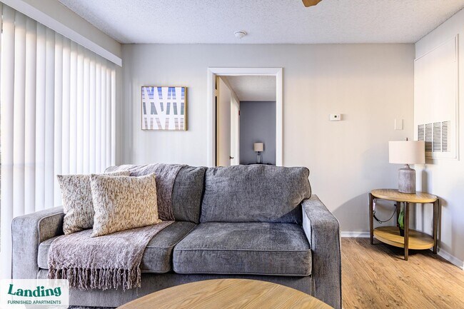 Foto del edificio - 1000 Palm Pl Dr NE