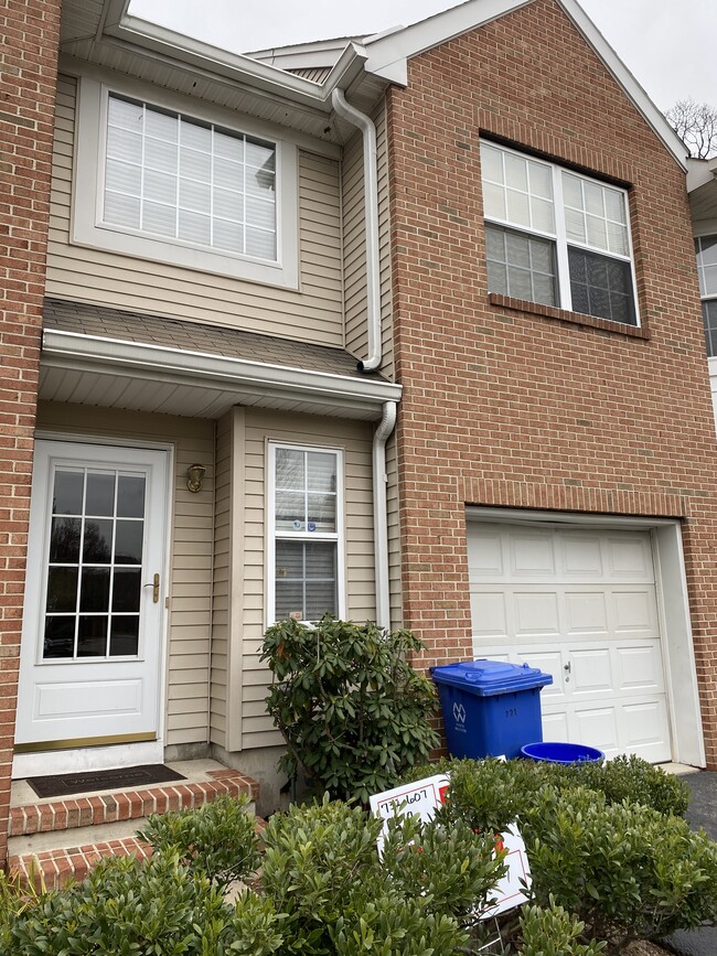 Foto del edificio - 222 Hidden Woods Ct