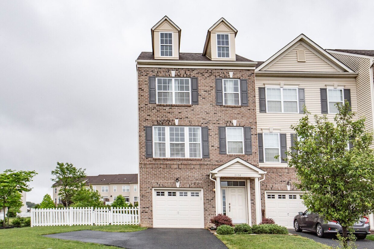 Foto principal - Village of Bayberry North - 3 bedroom end ...