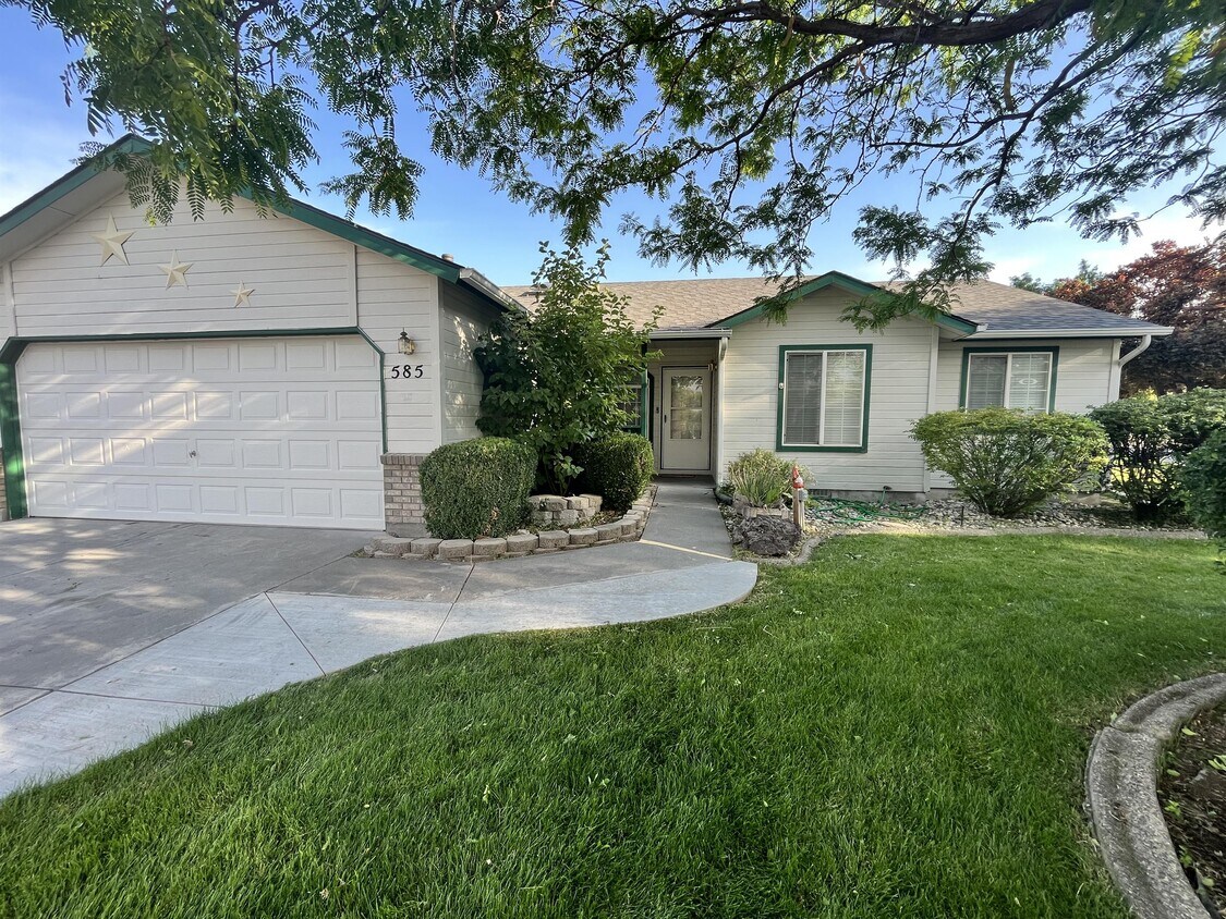 585 Sawtooth St, Mountain Home, ID 83647 House Rental in Mountain