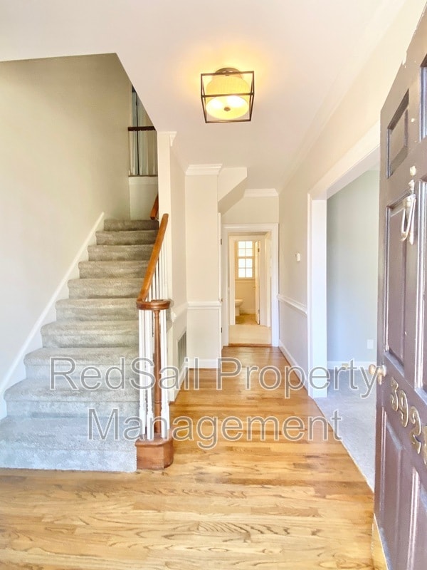 Building Photo - 3928 Oak Dr E