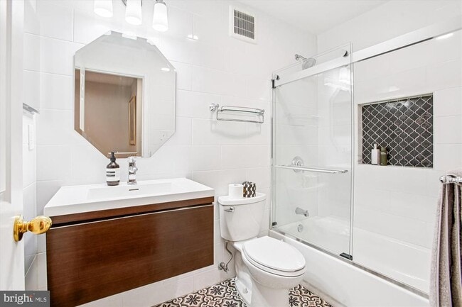 Foto del edificio - 3293 Sutton Pl NW