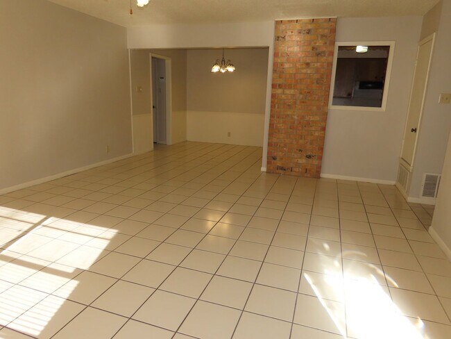 Building Photo - South Tyler! Lovely 3 Bedroom, 2 Bath Duplex