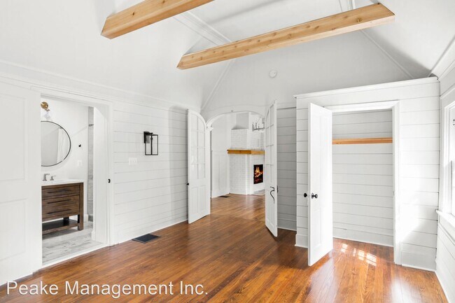 Building Photo - 3 br, 3.5 bath House - 3738 Chain Bridge Rd.