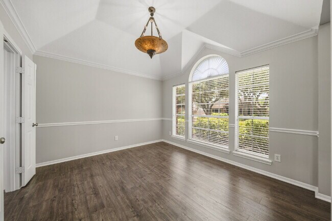Foto del edificio - Refreshed 4-Bedroom in New Territory with New Paint, New Floors, and Lawn Care Included.