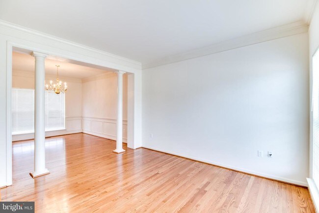 Building Photo - 10182 Breezeway Dr