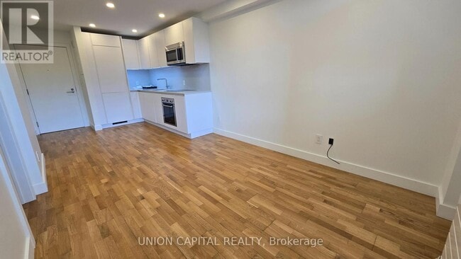 Building Photo - 407-230-230 Oak St