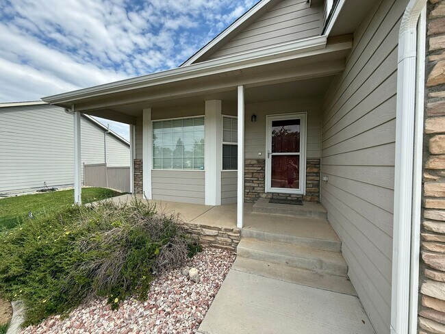 Foto del edificio - Spacious 5-Bedroom Home with Large Yard