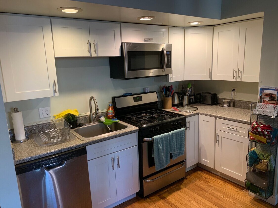 Primary Photo - Huge, unique loft style 3 bed!!