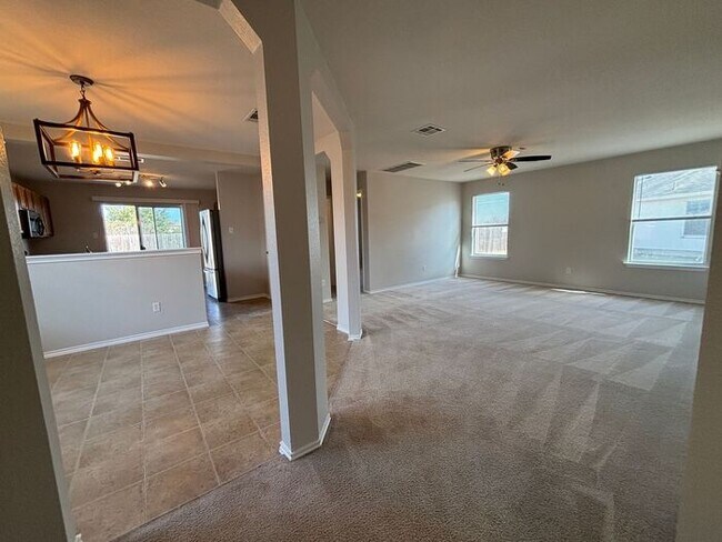 Building Photo - Spacious & Bright 4-Bedroom Home with Mode...