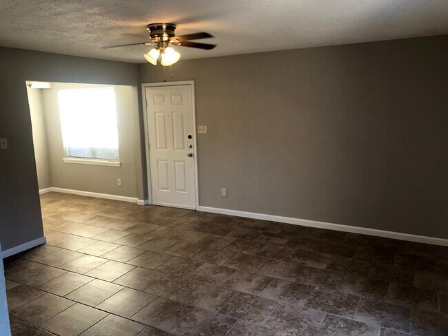 Foto del edificio - 1811 Briarcreek Blvd