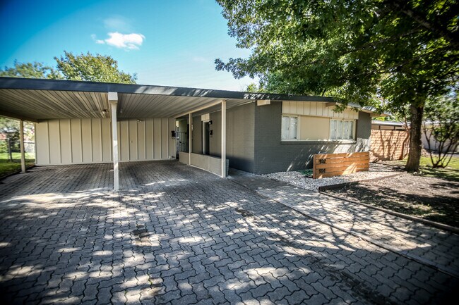 Building Photo - 904 Chevy Chase Dr
