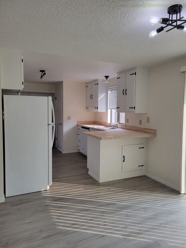 Foto del edificio - Remodeled Duplex Townhouse in Everett- 5 min to Boeing Available for September 1st Occupancy for ...