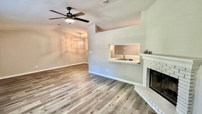Foto del edificio - RENOVATED 2/2 w/ Updated Flooring, Paint, Appliances, & Fixtures! Open Floor Plan & Fenced Yard! ...