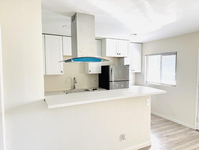 Foto del edificio - Bahama Palms, recientemente renovado: $1,850, 650 pies cuadrados — ¡Encantador refugio de 1 dormi...