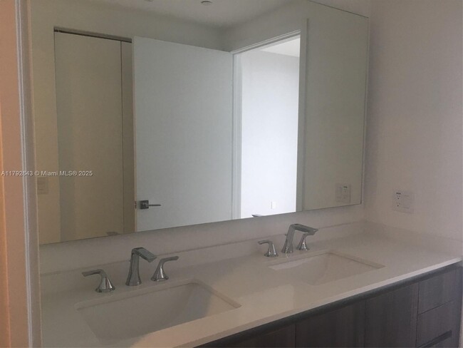 Foto del edificio - 488 NE 18th St