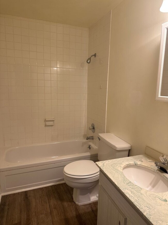 Building Photo - 2 Bedroom/ 2 bath Condo