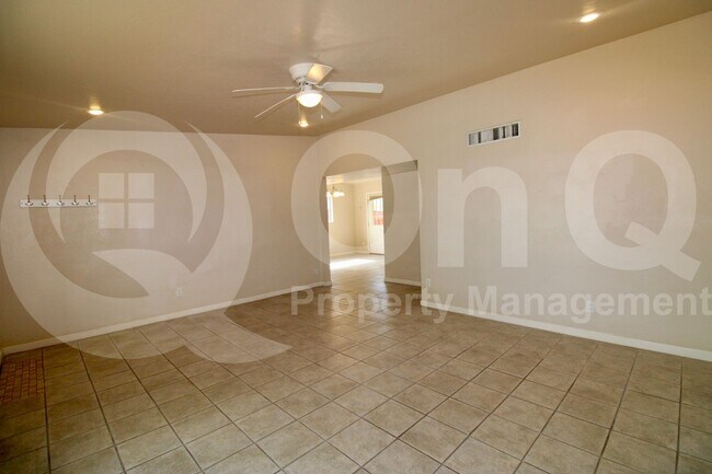 Foto del edificio - 4043 E Deseret Dr