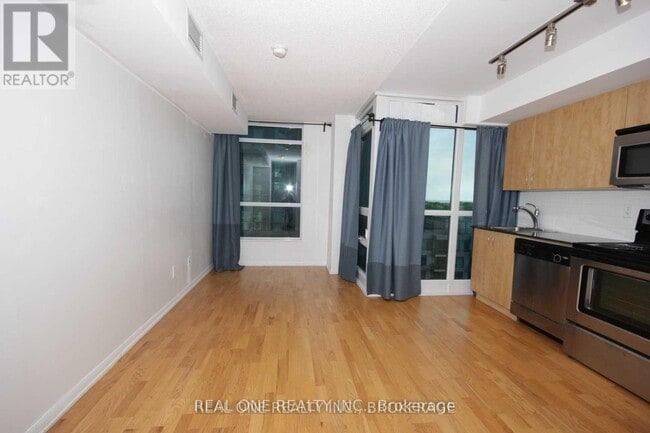 Building Photo - 209 Fort York Blvd