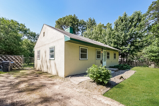 Building Photo - Fantastic 3 Bedroom, 1 Bathroom House in N...