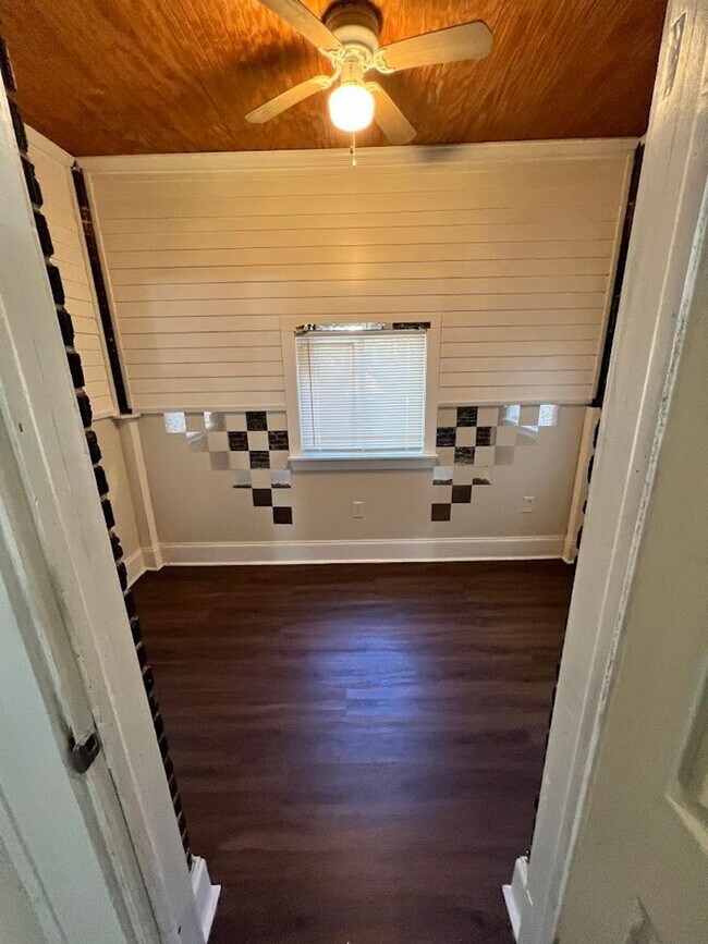 Building Photo - MOVE IN READY