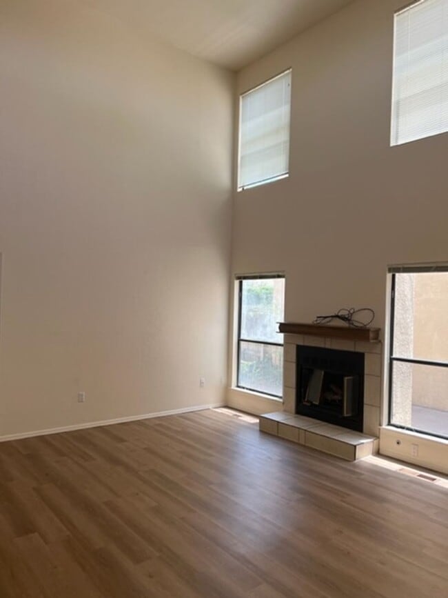 Foto del edificio - Beautiful 2 Bedroom 2 Bath 2 Car Garage Town House in the foor hills COMING SOON! Availalble 12/1...