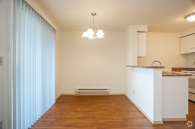 2BR, 2BA - 1030SF - Breckenridge Apartments