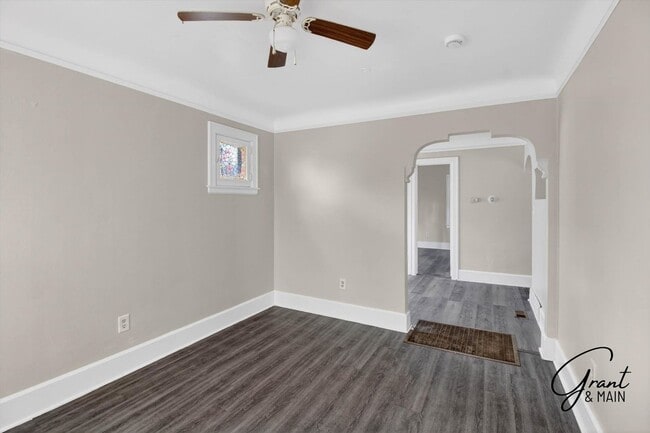 Foto del edificio - $1300 3 bedroom bungalow