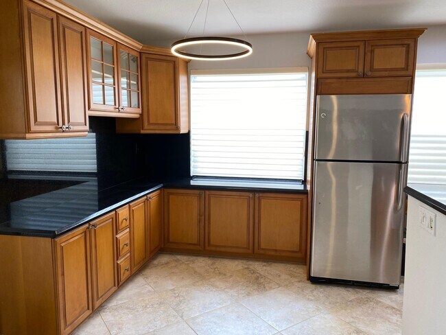 Building Photo - 558 Capri L