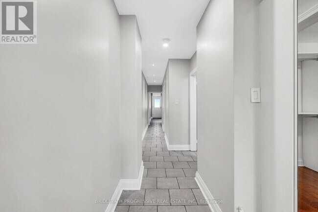 Building Photo - 1898 Avenue Rd