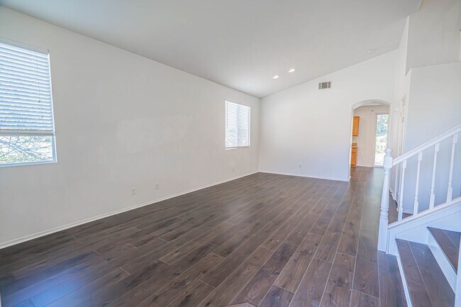 Foto del edificio - Charming 3-Bedroom Home with a Big Backyar...