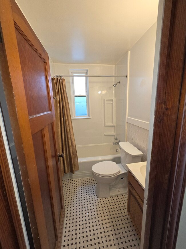 Building Photo - 302 Folcroft St