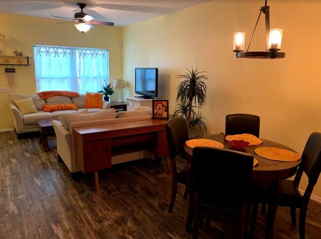 Building Photo - Beautiful Corner Unit Townhome Available Now