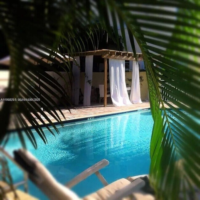 Foto del edificio - 4812 Pine Tree Dr