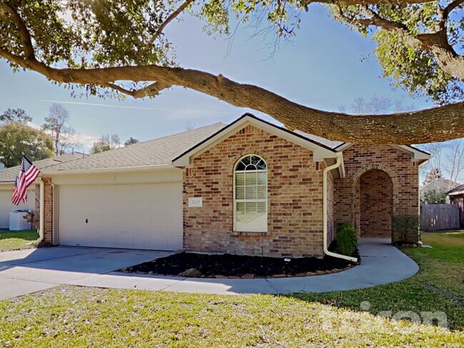 Foto del edificio - 2205 Highland Hills Dr