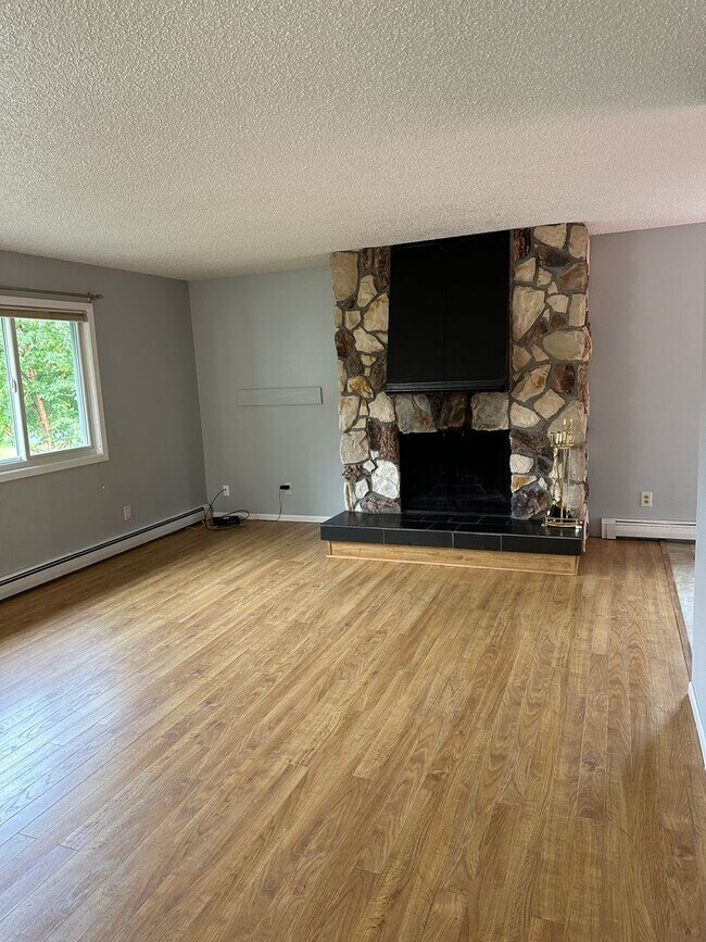 Building Photo - College Village 3 Bedroom/2 Bath House w/1...