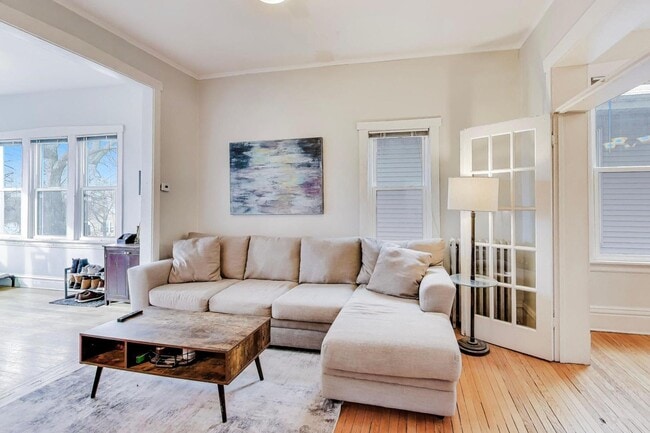 Building Photo - 1652 W Nelson St