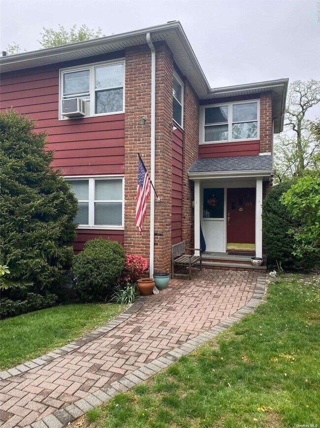 Foto del edificio - 163 Thompson Shore Rd