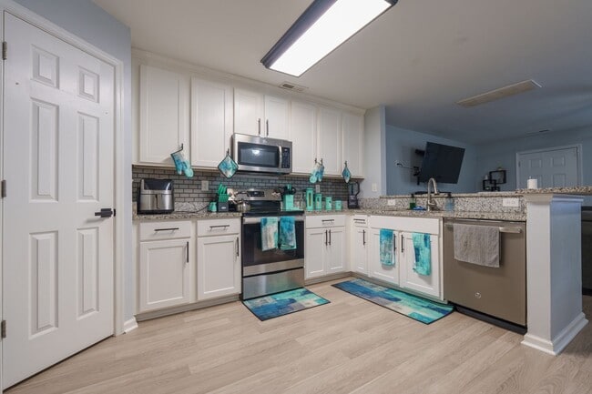 Building Photo - MOVE IN READY 3 Bedroom in the Heart of No...