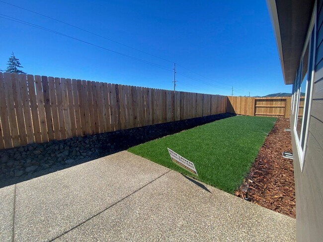 Foto del edificio - ~Brand New House in Sutherlin~