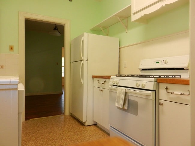 Building Photo - 318 E Lullwood Ave