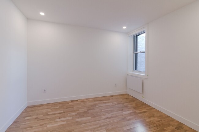 Building Photo - 5530 Ch De La Côte-Saint-Luc