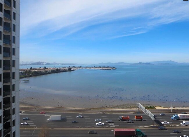 Foto del edificio - 6363 Christie Ave
